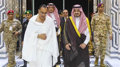 رئيس الوزراء يصل إلى السعودية لأداء فريضة الحج