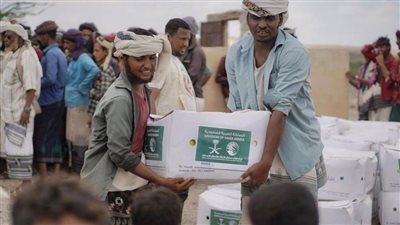 مركز الملك سلمان للإغاثة يوزع السلال الغذائية في عدة محافظات يمنية