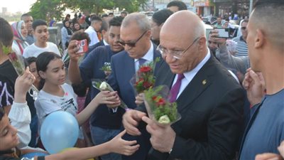 محافظ القليوبية ورئيس الجامعة يوزعان الورود على المحتفلين بكورنيش بنها
