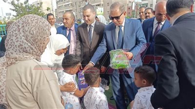 محافظ كفر الشيخ يتفقد دور الأيتام ويقدم لهم الهدايا  