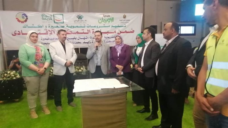 تسليم 100 قرض لأصحاب