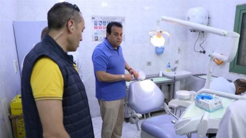 وزير الصحة خلال الزيارة