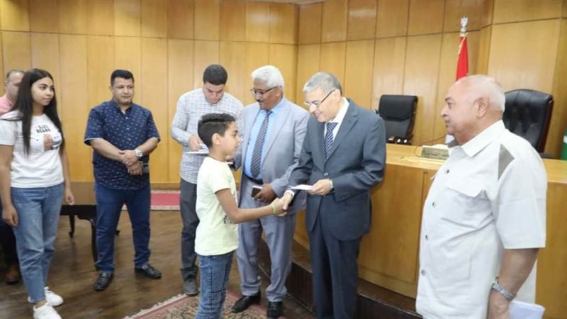 محافظ المنيا يقدم