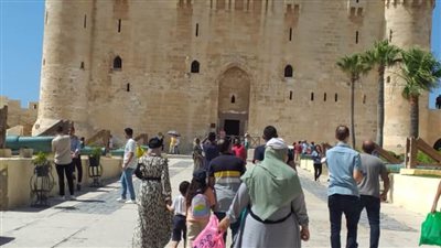 إقبال كبير من المواطنين لزيارة قلعة قيتباي بالإسكندرية خلال أيام العيد 