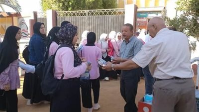 توافد طلاب الثانوية العامة بالوادي الجديد على اللجان لأداء امتحاني الفيزياء والتاريخ