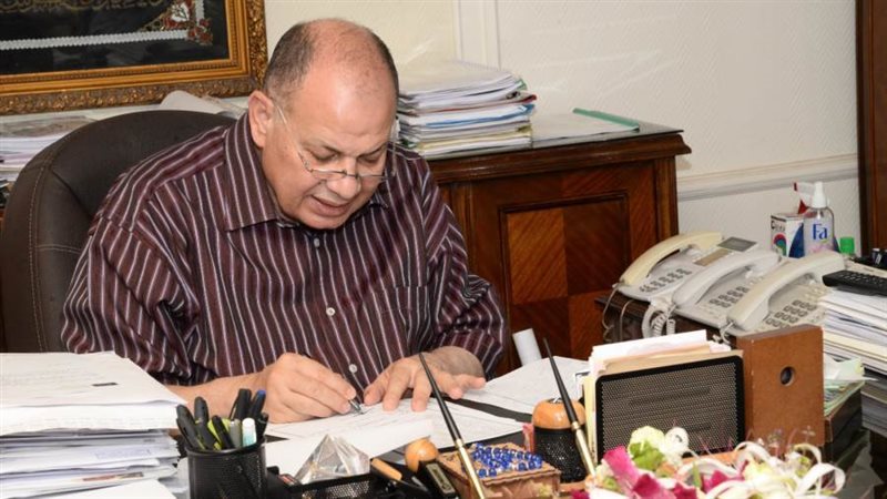 محافظ أسيوط يوقع