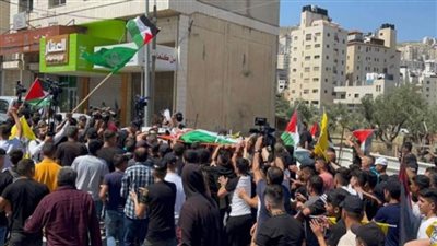 الفلسطينيون يشيعون شهيدا ارتقى برصاصة في الرأس خلال مُظاهرة برام الله
