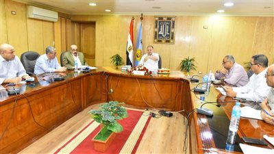 محافظ أسيوط يعقد اجتماعاً لمناقشة المشروعات المدرجة ضمن الخطة الاستثمارية الجديدة 2023