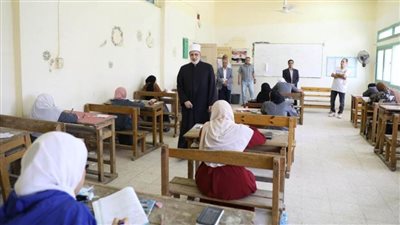 وكيل الأزهر يتفقد لجان امتحانات الثانوية الأزهرية في مادة الفيزياء