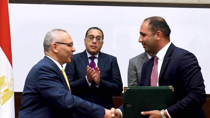 مراسم توقيع عقدي