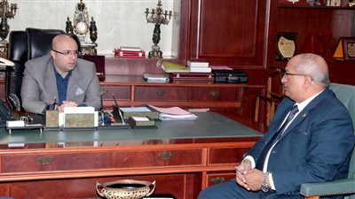 محافظ بني سويف يناقش مع التعليم التقديم