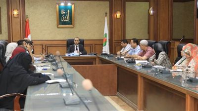 نائب محافظ سوهاج يعقد اجتماعا بأعضاء الغرفة المركزية لمتابعة 