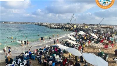 بطقس صيفي رائع شواطئ الإسكندرية تستقبل الزائرين