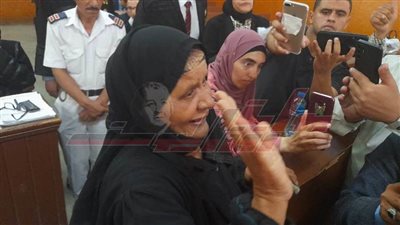 انفجرت بالبكاء.. انهيار أم قاتل شقيقه أمام قاضي محكمة جنايات كفر الشيخ