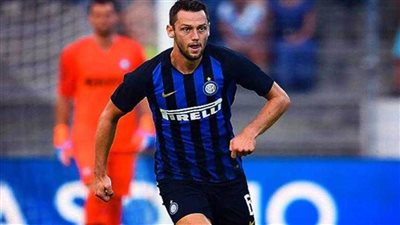 إنترميلان الإيطالي يعلن تمديد عقد مدافعه الهولندي ستيفان دي فري