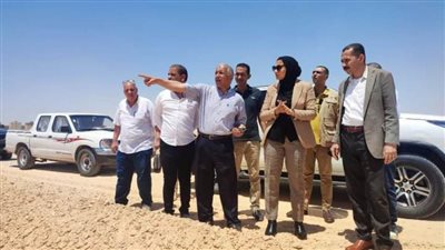 نائب محافظ الوادي الجديد تتابع أعمال رصف الطرق وإنشاء مدرسة التمريض والمستشفى الجديد بالفرافرة