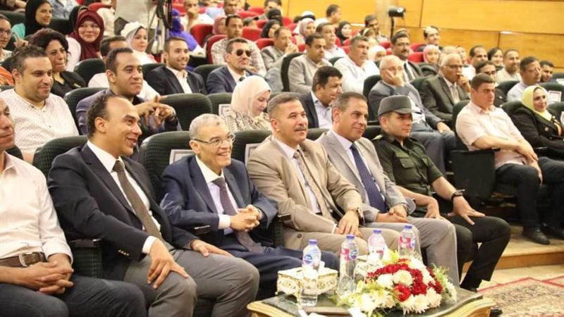 محافظ المنيا خلال