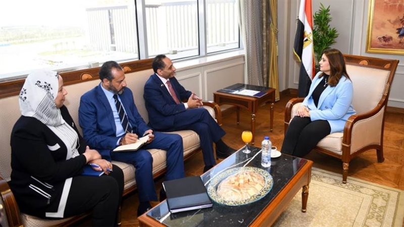 وزيرة الهجرة تلتقي