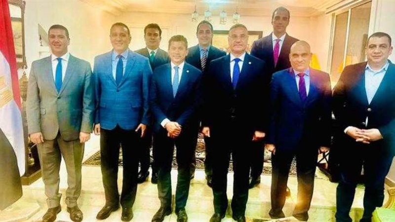 باحث مصري مع وزير