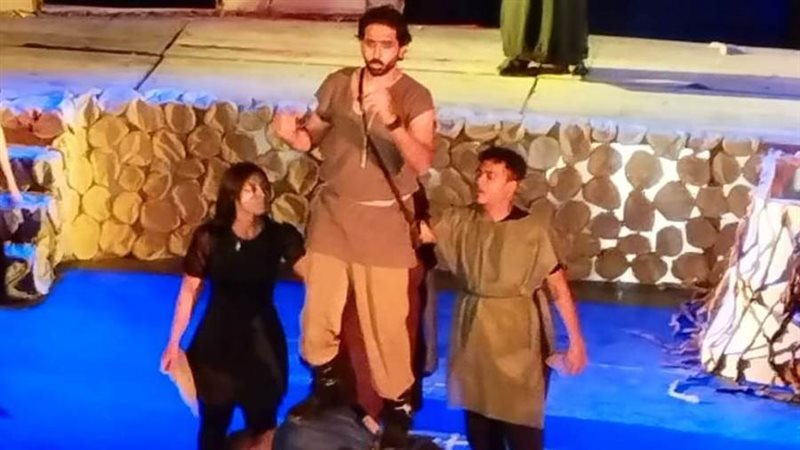 جانب من العرض المسرحي