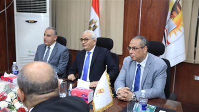 وزير التعليم ومحافظ سوهاج يتابعان سير الامتحانات من غرفة عمليات المديرية
