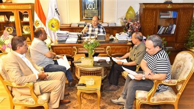 محافظ أسيوط يناقش الموقف التنفيذي لمشروعات قطاع الشباب والرياضة وتطوير الريف المصري