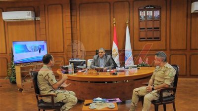 رئيس جامعة كفر الشيخ يكرم مدير إدارة التربية العسكرية بالجامعة