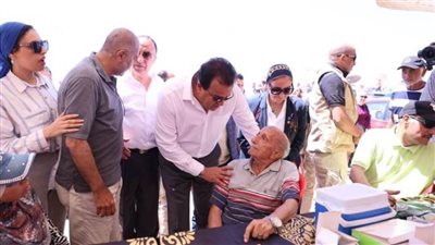 وزير الصحة في مقر حملة «100 يوم صحة» بـ«رأس التين»