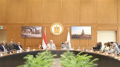 أيمن عاشور يعقد اجتماعًا مع مستشاريه بالجامعات الخاصة والأهلية 