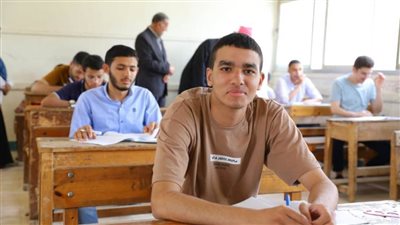 طلاب القسم العلمي في امتحان الشهادة الثانوية الأزهرية يؤدون امتحان مادة الصرف