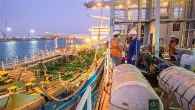 اقتصادية قناة السويس: تنفيذ أول عملية لخدمة تموين سفن بميناء السخنة بنجاح