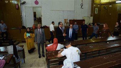 رئيس جامعة سوهاج يطمئن على سير امتحانات برامج التعليم المدمج