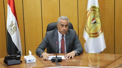 وزير العمل يسلم شيكات تعويضات بقيمة مليون و295 ألفا و286 جنيها تخص العمالة غير المنتظمة