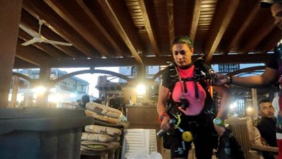 عاجل| على ضوء القمر.. مدربة مصرية تقود السياح للغوص في أعماق البحر