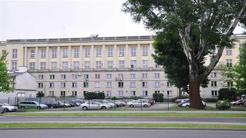 بولندا تحتجز عضوا