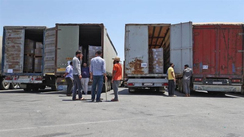 ضباط الجمارك يتفقدون