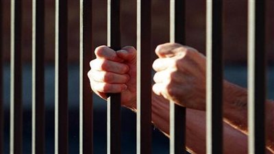 المؤبد وغرامة 100 الف جنيه لعاطل ومشرف عمال لاتجارهم بالمخدرات بالإسكندرية 