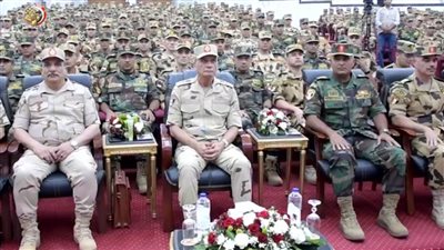 عاجل.. وزير الدفاع والإنتاج الحربي يلتقى عددًا من مقاتلي القوات الخاصة