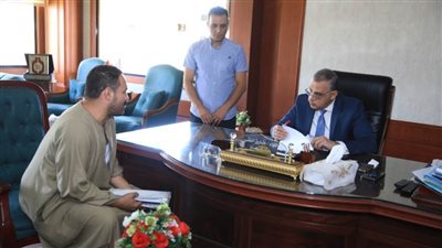 محافظ سوهاج يناقش عددًا من شكاوى وطلبات المواطنين 