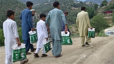 مركز الملك سلمان للإغاثة يوزع لحوم الأضاحي في محافظات الصومال وباكستان