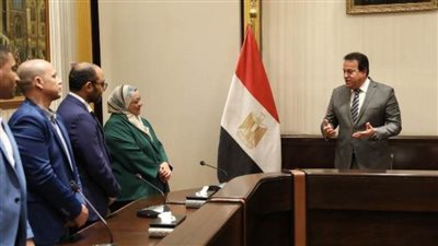 وزير الصحة يكرم طاقم تمريض 