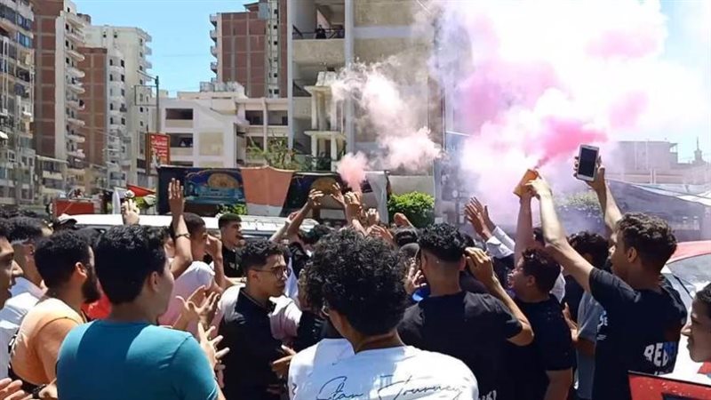 احتفال الطلاب بانتهاء