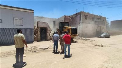 حفاظًا على سلامة المواطنين.. إزالة منازل آيلة للسقوط بالوادي الجديد