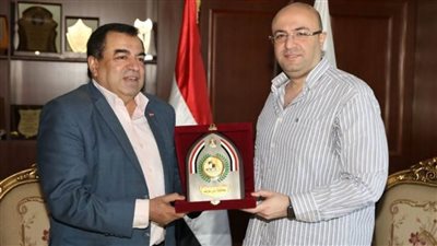 محافظ بني سويف يكرم مدير عام الشباب والرياضة لبلوغه سن المعاش