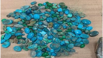 ضبط راكب بمطار القاهرة حاول تهريب أحجار كريمة ومشغولات فضية تزن 32,5 كجم