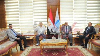 الدسوقي يستقبل رئيس جامعة دمياط السابق لمناقشة رسالة ماجستير