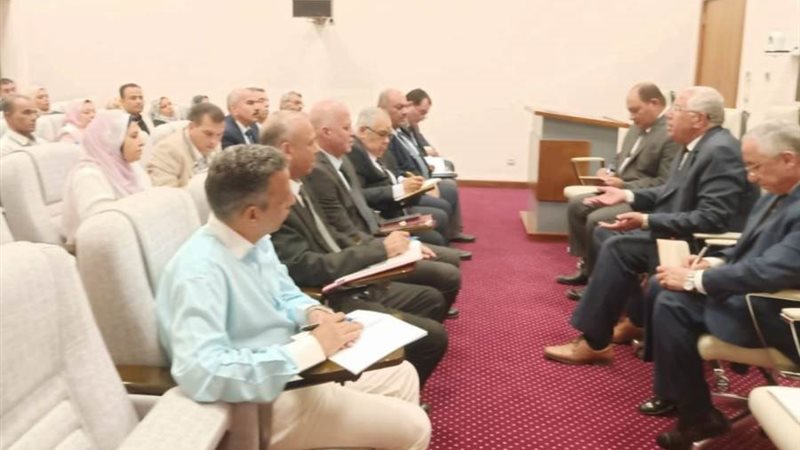 وزير الزراعة يجتمع