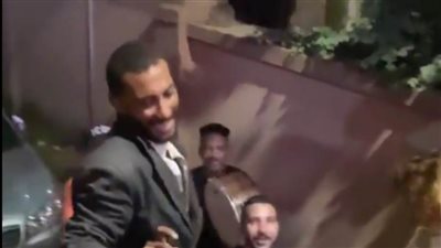 جبر الخواطر.. انتشار فيديو لشاب يمر بأزمة نفسية يرقص مع فرقة شعبية بأبوقرقاص بالمنيا.. شاهد 