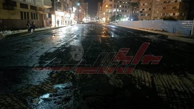 وضع طبق المازوت تمهيدًا لرصف شارع الخليفة المأمون بكفر الشيخ