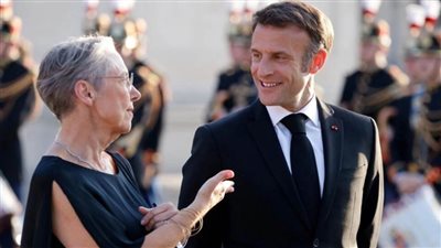 ماكرون يقرر إبقاء إليزابيت بورن على رأس الحكومة الفرنسية